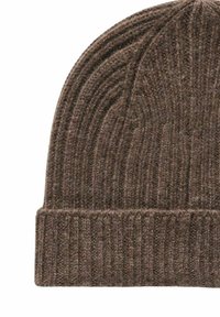 John Henric Pipo - mid brown