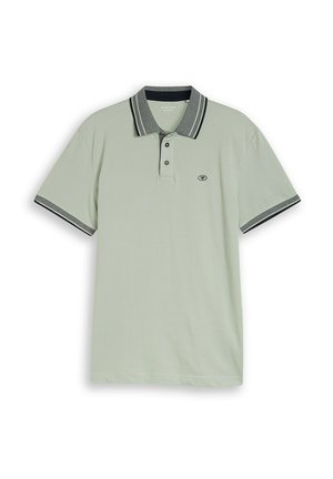Polo à manches courtes vert clair avec trois boutons, col et bords des manches rayés gris foncé et clair, et petit logo rond sur la poitrine.