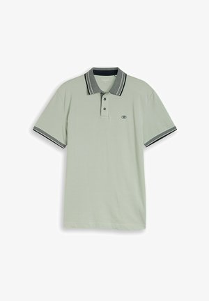 Polo à manches courtes vert clair avec trois boutons, col et bords des manches rayés gris foncé et clair, et petit logo rond sur la poitrine.