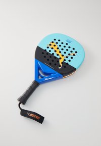 Blaues und schwarzes Padel-Schläger mit strukturiertem Griff. Enthält ein gelbes Katzenlogo, eine perforierte Oberfläche und orangefarbene Akzente.
