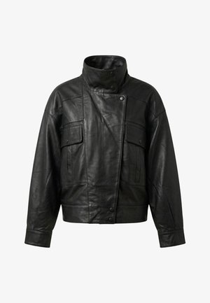 Veste en cuir noire avec col montant à boutons-pression, fermeture asymétrique à l'avant, manches longues et deux poches poitrine à rabat avec boutons-pression.