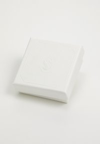 Bela teksturirana škatla za nakit z embosiranim logotipom laboda na pokrovu, kvadratne oblike in rahlo nagnjenimi vogali.