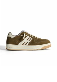 Sneaker in suede marrone con accenti bianchi e tre strisce luminose. Suola in gomma crema con finitura testurizzata e cuciture a contrasto.
