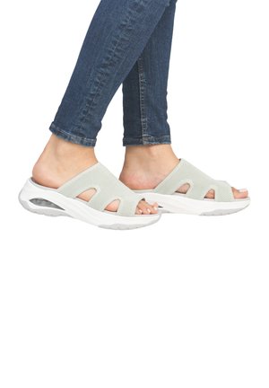 Sandales en mesh gris clair avec orteils ouverts, dotées d'un design découpé et d'une semelle rembourrée blanche, offrant un ajustement confortable.