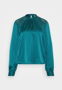 Blouse en satin bleu sarcelle à manches longues, col montant, et accents de dentelle sur les épaules. Présente un tissu froncé au niveau du col et des manches à revers.