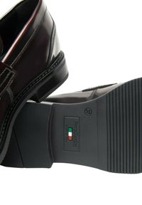 Scarpe da dress in pelle bordeaux scuro con finitura liscia, caratterizzate da tacco basso e suola in gomma con scanalature verticali. Marchio sulla suola.