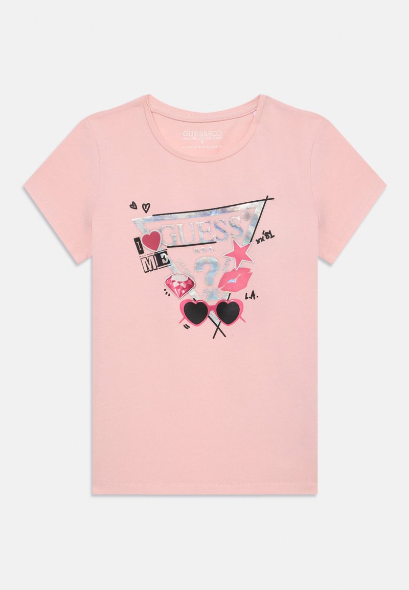 T-shirt de algodão rosa com um design gráfico que combina elementos pretos e holográficos, corações, óculos de sol e texto. Mangas curtas.