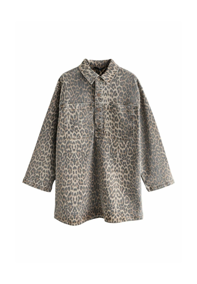 Leopardenmuster Overshirt in Grau und Beige, aus weichem Denim-Stoff, mit Kragen, Knopfverschluss und zwei frontalen Taschen.