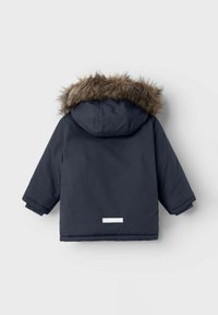 Granatowa zimowa kurtka dla dzieci z długimi rękawami i kapturem wyłożonym brązowym sztucznym futrem, przedstawiona od tyłu na białym tle.