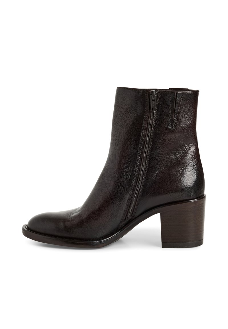 Bottine en cuir noir avec un bout rond, fermeture éclair latérale et finition texturée. Présente un talon empilé marron de 5 à 7 cm de hauteur.