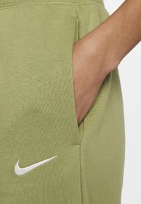 Nike Sportswear SPORTSWEAR PHOENIX FLEECE - Calças de fato de treino - alligator sail