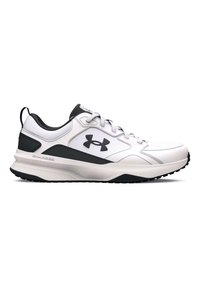 Zapatilla deportiva blanca con acentos negros, parte superior sintética, superficie texturizada, suela acolchada y logo prominente en el lateral.
