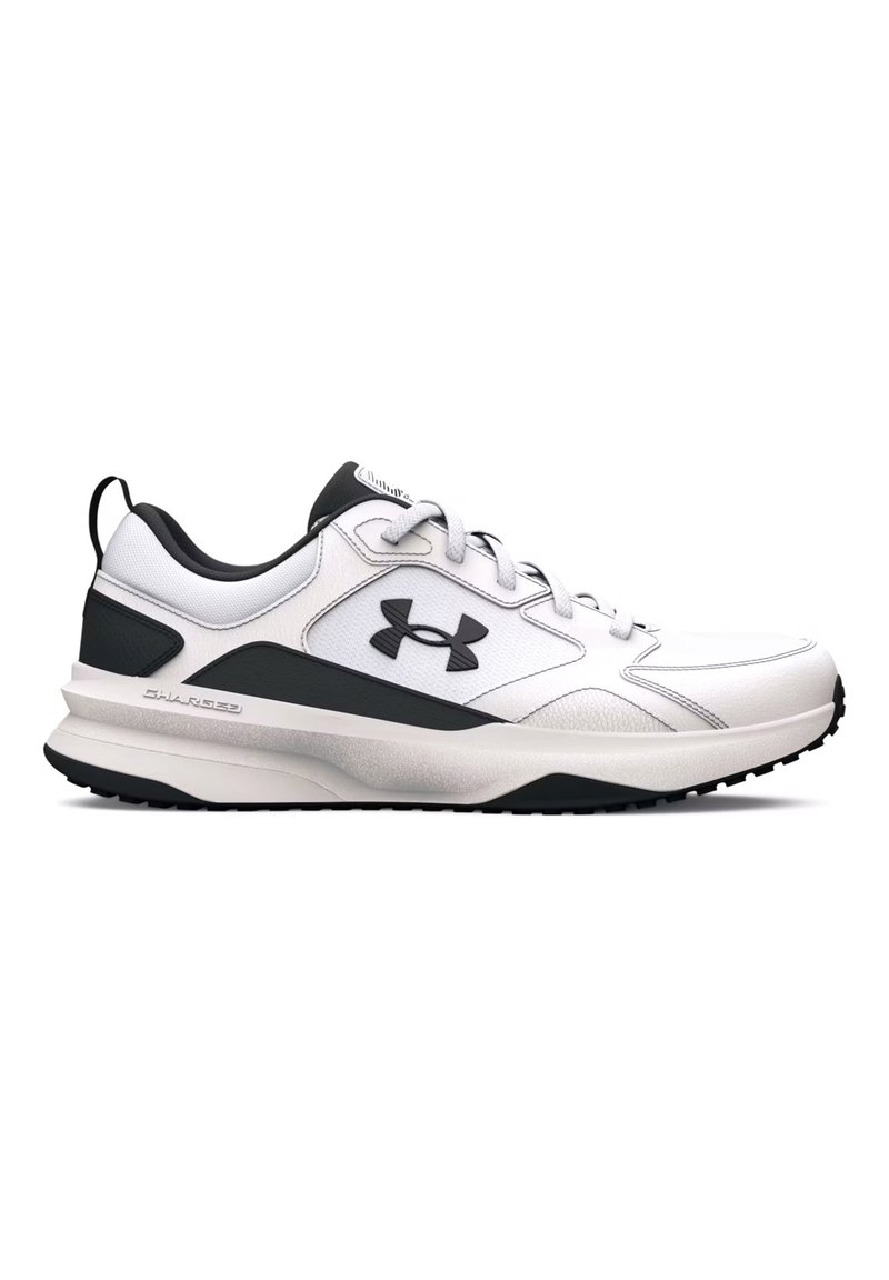 Zapatilla deportiva blanca con acentos negros, parte superior sintética, superficie texturizada, suela acolchada y logo prominente en el lateral.
