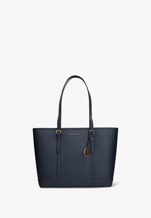 Borsa a mano blu navy realizzata in materiale sintetico strutturato. Presenta un design elegante, doppi manici, dettagli in metallo color oro e un ciondolo con logo.