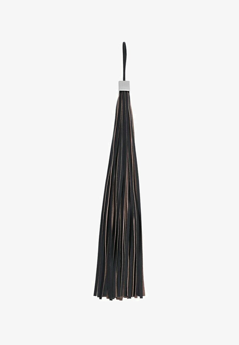 Tassel en cuir noir et marron avec un fermoir en métal argenté et une boucle suspendue en haut sur un fond blanc.