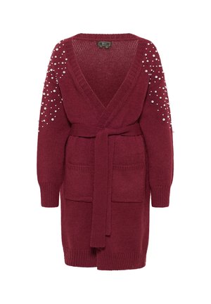Cardigan tricotat burgund cu decolteu în V, legătură la talie, două buzunare frontale și accente de perle la mâneci, având mansete și tiv cu nervuri.