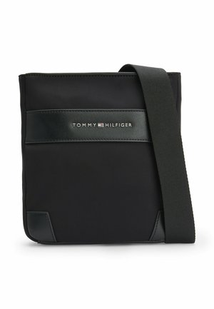 Schwarze Crossbody-Tasche aus glattem synthetischem Material, mit einem strukturierten schwarzen Streifen und silbernem Logo-Detail. Verstellbarer Stoffgurt ist enthalten.