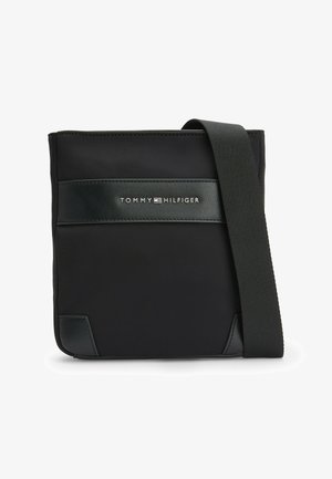Schwarze Crossbody-Tasche aus glattem synthetischem Material, mit einem strukturierten schwarzen Streifen und silbernem Logo-Detail. Verstellbarer Stoffgurt ist enthalten.