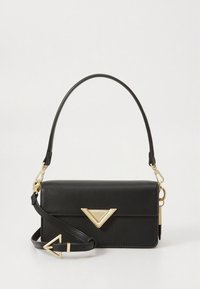 Sac à main en cuir noir à finition texturée, de forme rectangulaire, avec un accent triangulaire doré sur le devant et une bandoulière ajustable.