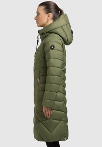 Lang, hætteklædt dunjakke i olivengrøn. Har diagonalt quiltet mønster, lynlåslommer og elastiske manchetter. Fremstillet af blødt, vandafvisende materiale.