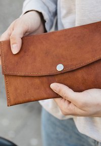 Gusti Leder CARLO - Portemonnee - brown