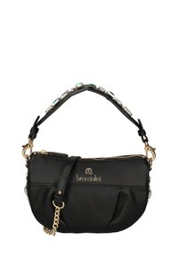 Sac à main en cuir noir de forme courbe, doté d'une fermeture éclair dorée, d'une bandoulière en chaîne et d'une poignée supérieure ornée de bijoux avec des accents multicolores.