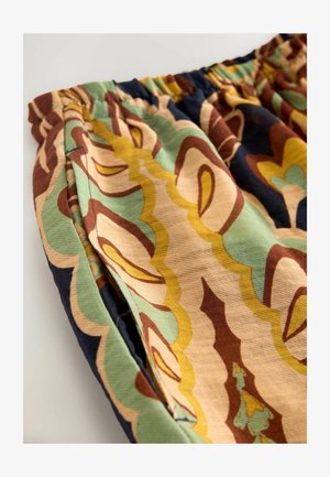 Bunt gemusterter Stoff mit geschwungenen Formen in Grün, Braun, Creme und Marineblau, verfügt über einen elastischen Bund und eine weiche Textur.