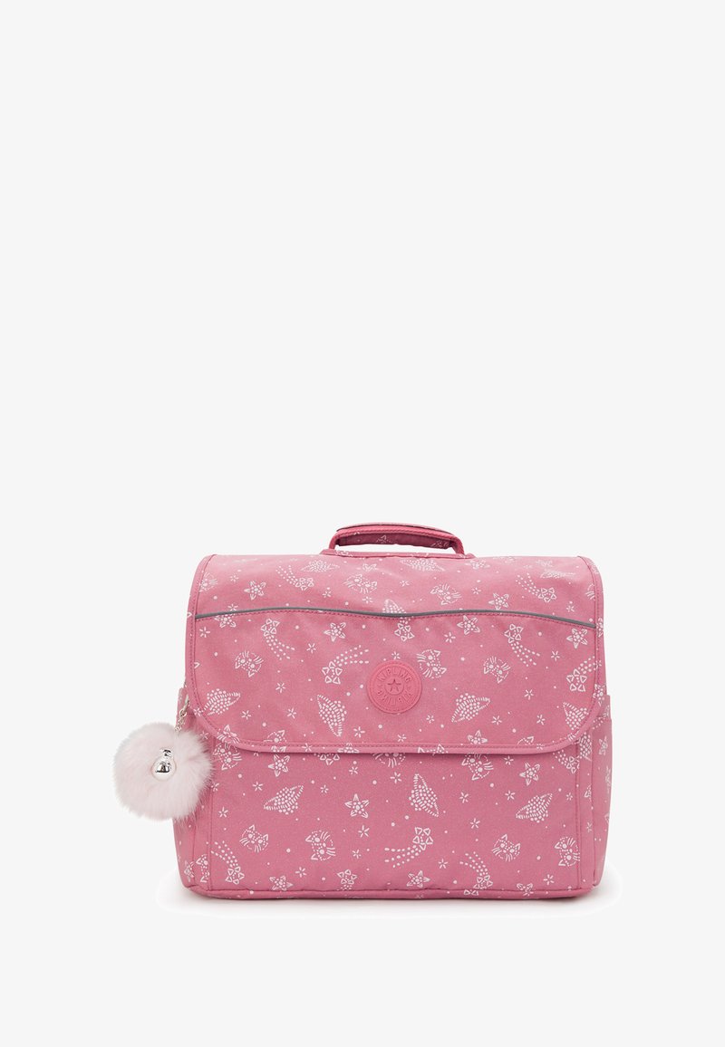 Bolso rectangular rosa con patrones de estrellas y puntos blancos, asa en la parte superior, solapa frontal y un llavero de pom-pom esponjoso adjunto en el lado.