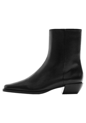 Bottine en cuir noir avec bout pointu et talon bloc bas incliné, finition lisse et détail de couture latérale.