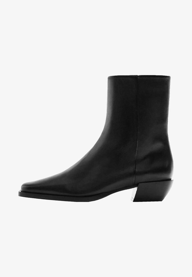 Bottine en cuir noir avec bout pointu et talon bloc bas incliné, finition lisse et détail de couture latérale.