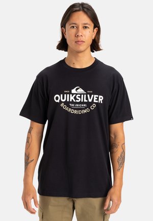 Camiseta de algodón negra de manga corta, con un logotipo gráfico blanco en el frente. El diseño incluye una montaña y detalles de texto.