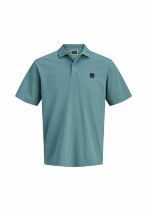 Světlá tyrkysová polokošile s krátkými rukávy, dvouknoflíkovým předním dílem a malým černým čtvercovým logem na levé straně hrudi.