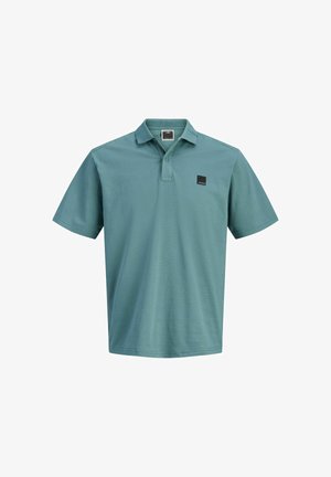 Tricou polo cu mâneci scurte, culoare albastru-verde deschis, cu nasturi dubli și mic logo pătrat negru pe pieptul stâng.