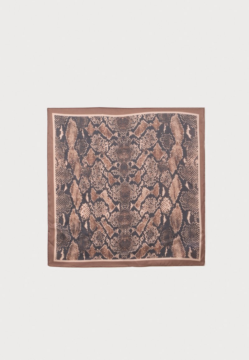 Foulard carré avec motif serpent marron et noir et bord uni marron sur fond uni.