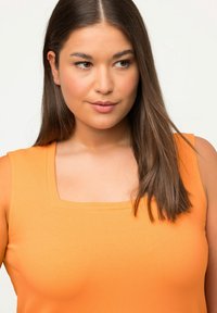 Ulla Popken LONG  CARREE-AUSSCHNITT ÄRMELLOS - Top - orange