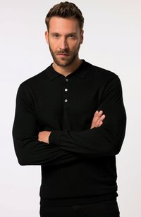 Schwarzes Langarm-Polohemd aus Strickstoff mit Kragen, Knopfleiste mit drei Knöpfen und gerippten Bündchen, vor einem schlichten Hintergrund.