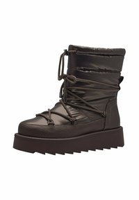 Botas de tobillo aisladas en marrón, con una base de cuero texturizado, parte superior acolchada, diseño con cordones y una suela de cuña gruesa.
