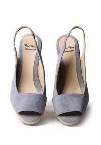 Wedge espadrilles grigie con cinturino, in suede, design open-toe, pannelli elastici laterali e tacchi avvolti in juta testurizzata.