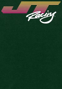 Tmavě zelené tričko s výrazným retro stylem loga "JT Racing" v bílé barvě, doplněné o barevné horizontální pruhy v růžové, oranžové a žluté.