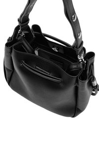 Czarna teksturowana skórzana torba na ramię z regulowanym paskiem, zewnętrzną kieszenią i widoczną główną komorą na suwak.