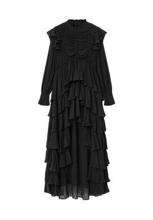 Musta, pitkähihainen mekko, jossa on korkea kaulus, röyhelökoristeluja ja kerroksittain aseteltuja laskoksia, jotka luovat teksturoidun, laskeutuvan vaikutelman.