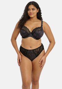 Zwart kant beha en hoogzittende slip set met een donker bloemenpatroon, gewatteerde cups, verstelbare bandjes en kantaccenten voor extra textuur.
