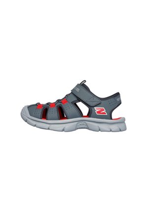 Sandalias grises con acentos rojos, con parte superior de malla, correa ajustable y suela gris acolchada. Diseño abierto para mayor transpirabilidad.