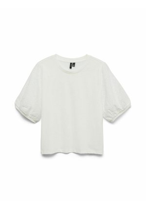 Hvid kortærmet bluse med pufærmer i hulmønster og rund halsudskæring.