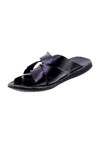 Sandal in pelle nera con cinturini incrociati, design aperto sulla punta, suola piatta e texture sottile. Presenta una forma semplice ed essenziale.