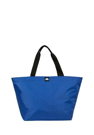 Borsa a mano blu con manici neri e piccola toppa con logo bianco centrata vicino alla parte superiore su sfondo bianco.