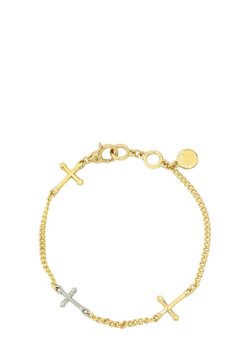 Gouden schakelarmband met twee kruisaccenten, één goud en één zilver, met een karabijnsluiting en een klein rond label. Gestructureerde schakels voor extra detail.