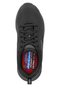 Scarpa atletica nera con tomaia in mesh testurizzato, lacci e soletta imbottita etichettata "Air-Cooled". Presenta un branding sobrio sui lati.