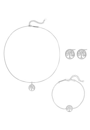 Silbernes Schmuckset mit Baum-des-Lebens-Design bestehend aus Halskette, Armband und Ohrsteckern auf weißem Hintergrund.