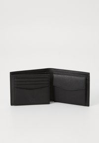 Juodas odinis piniginė su raštuotu paviršiumi, turinti kelis kortelių skyrius, didelę kišenę ir kompaktišką dvisluoksnį dizainą.